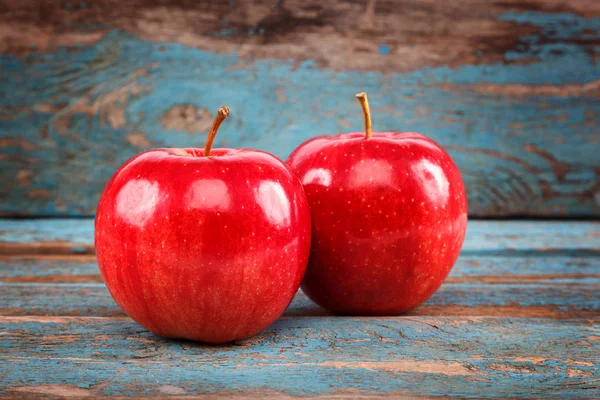 Äpfel Auf Blauem Holzgrund — Stockfoto