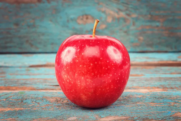 Äpfel Auf Blauem Holzgrund — Stockfoto