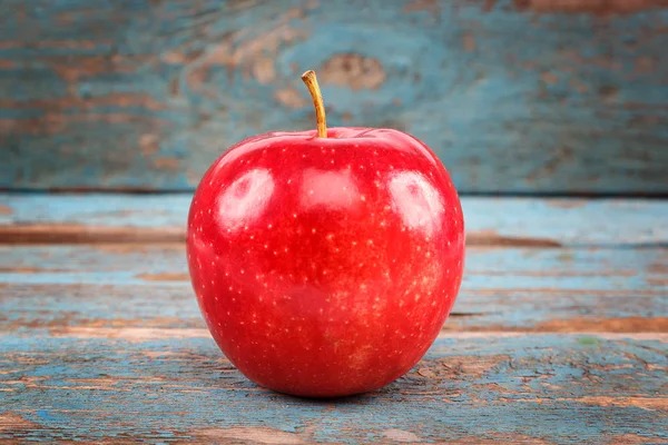 Äpfel Auf Blauem Holzgrund — Stockfoto