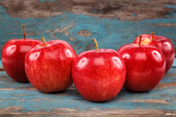 Appels Een Blauwe Houten Achtergrond — Stockfoto