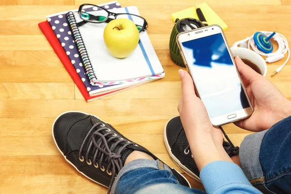 Mano Femenina Con Teléfono Móvil Cuadernos Bolígrafo Vasos Altavoces Musicales — Foto de Stock