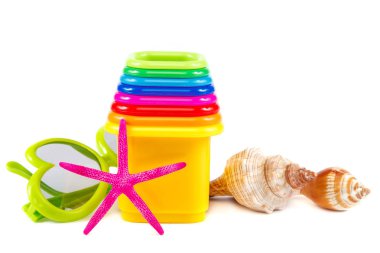 Parmak arası terlik, kum, deniz kabukları, güneş gözlüğü, beyaz arka plan üzerinde izole dürbün oynamak için kalıplar.