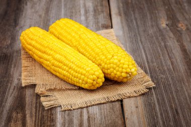 Tahta kalasların arkasında mısır..