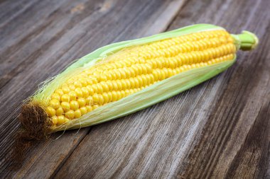 Tahta kalasların arkasında mısır..