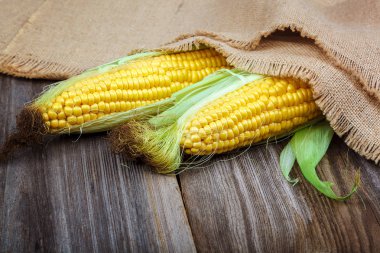 Tahta kalasların arkasında mısır..