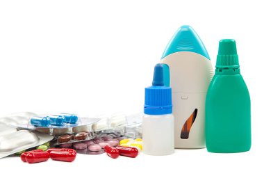 Haplar, su toplayan kapsüller beyaz arka planda izole edilmiş. İlaçlar ve ilaçlar.