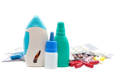 Haplar, su toplayan kapsüller beyaz arka planda izole edilmiş. İlaçlar ve ilaçlar.