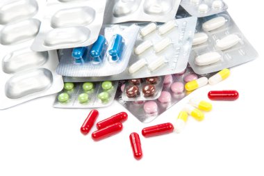 Beyaz arka planda izole edilmiş su toplayıcı paketlerindeki haplar.