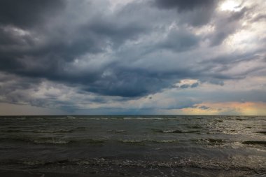 Deniz manzarası. Deniz, fırtına bulutları ile gökyüzü.