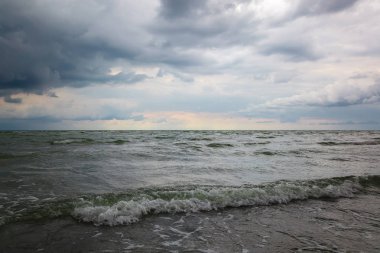 Deniz manzarası. Deniz, fırtına bulutları ile gökyüzü.