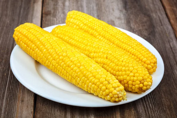 Tahta kalasların arkasında mısır..