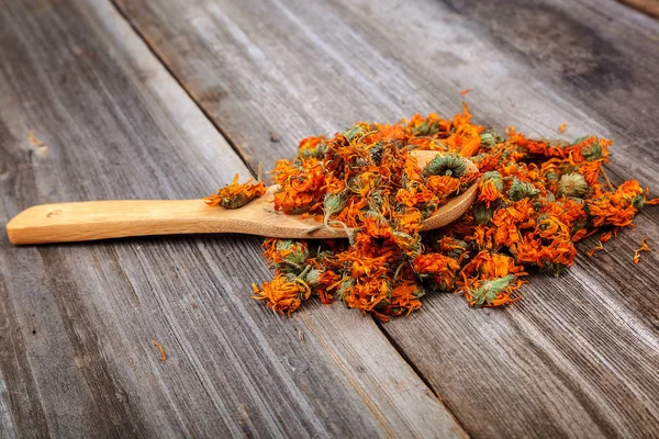 Flores Secas Caléndula Sobre Fondo Madera Plantas Medicinales —  Fotos de Stock