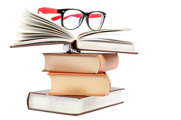 Livro Aberto Óculos Uma Pilha Livros Isolados Fundo Branco — Fotografia de Stock