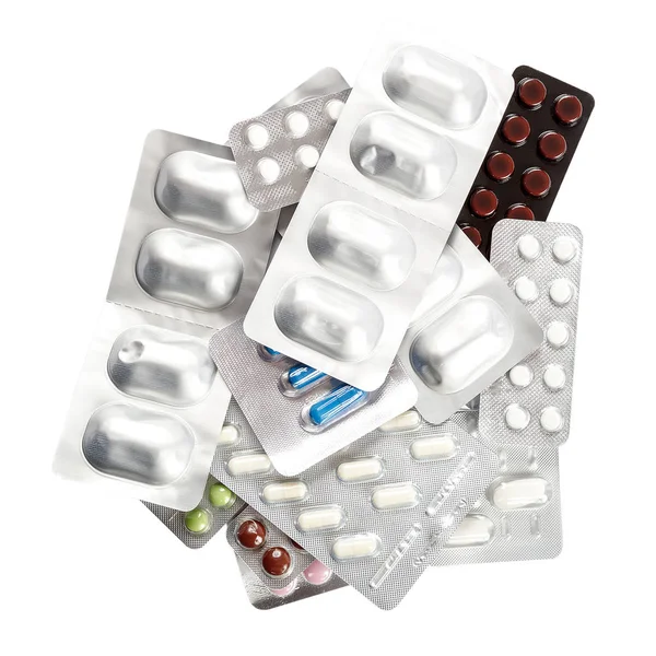 Beyaz arka planda izole edilmiş su toplayıcı paketlerindeki haplar.