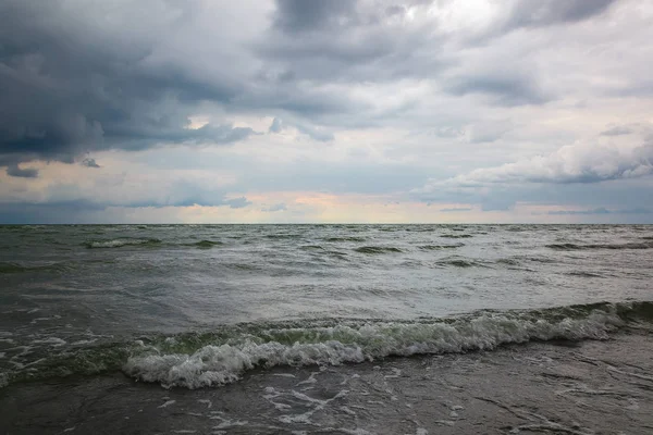 Deniz manzarası. Deniz, fırtına bulutları ile gökyüzü.