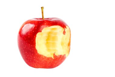 Isırılmış elma beyaz arkaplanda izole edilmiş.