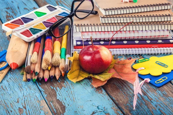 School Kantoorbenodigdheden Een Houten Achtergrond — Stockfoto