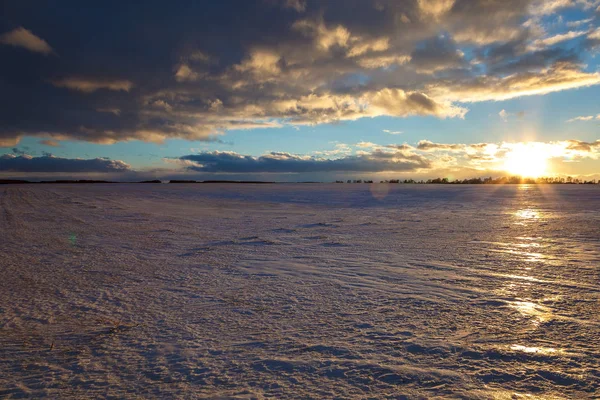 Campo Coberto Neve Inverno Céu Azul Com Nuvens — Fotografia de Stock