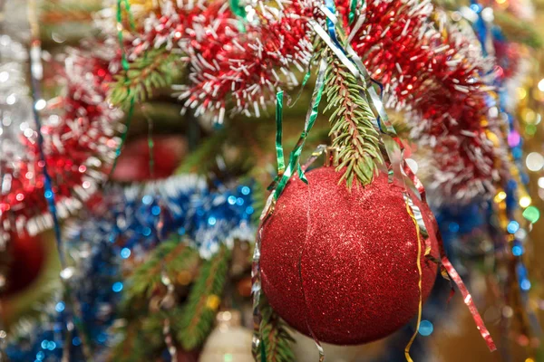 Árvore Natal Decorada Com Bolas Coloridas Ouropel Brinquedos — Fotografia de Stock