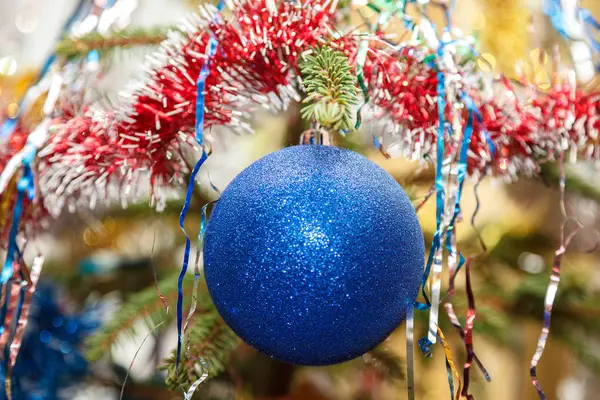 Рождественская Елка Украшена Цветными Шариками Мишурой Игрушками — стоковое фото