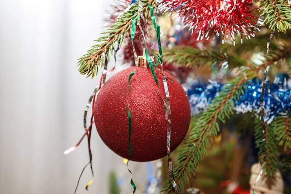 Árbol Navidad Decorado Con Bolas Colores Oropel Juguetes — Foto de Stock