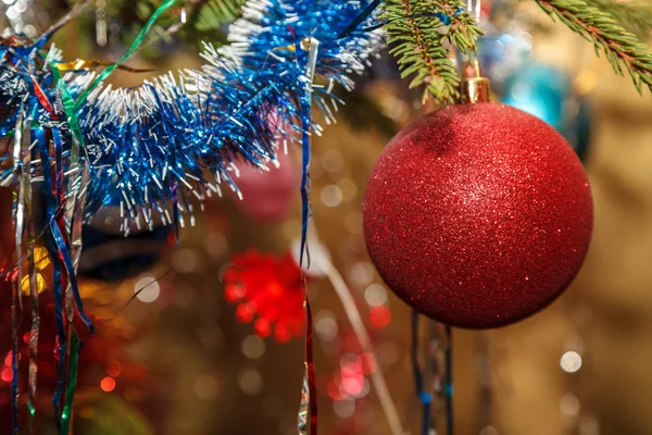 Renkli Toplar Tinsel Oyuncaklar Ile Süslenen Noel Ağacı — Stok fotoğraf