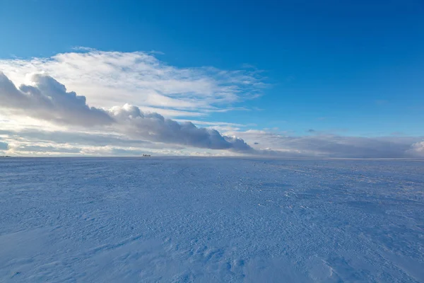 Winter Schneebedecktes Feld Und Blauer Himmel Mit Wolken Stockbild