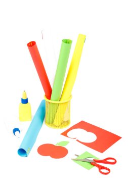 Renk kağıt, makas, yapıştırıcı beyaz arka plan üzerinde izole.