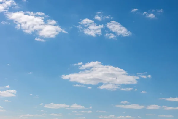 Arkaplan Olarak Beyaz Bulutlu Mavi Gökyüzü — Stok fotoğraf