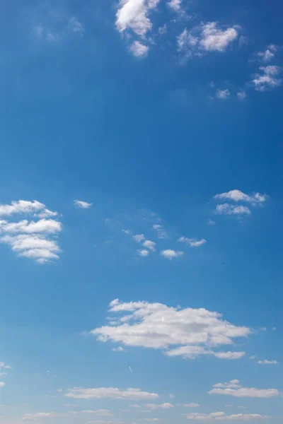 Cielo Blu Con Nuvole Bianche Come Sfondo — Foto Stock