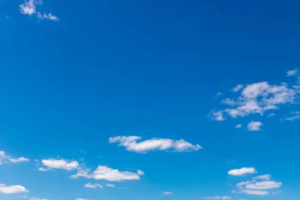 Cielo Blu Con Nuvole Bianche Come Sfondo — Foto Stock