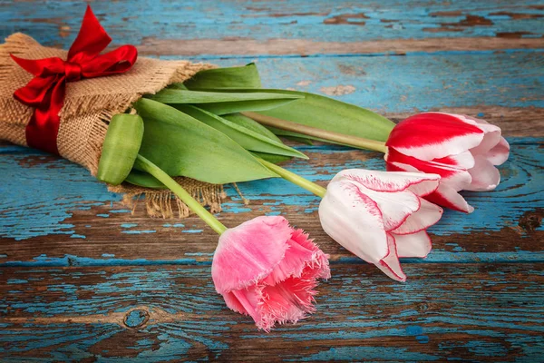 Kytice Tulipánů Dřevěných Prken Jako Pozadí — Stock fotografie