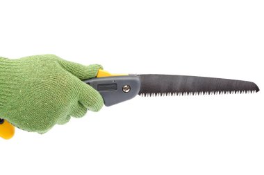 Bahçe katlama el Beyaz arka plan üzerinde izole eldiven ile gördüm.