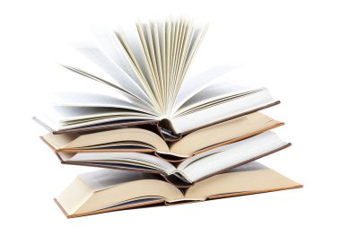 Beyaz arka plan üzerinde izole bir yığın kitap.