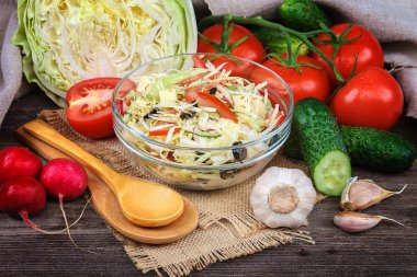 Taze sebze ve ahşap arka plan üzerinde yemekleri sebze salatası.