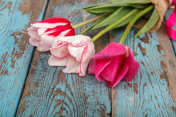 Букет Цветов Тюльпанов Деревянных Досок Заднем Плане — стоковое фото