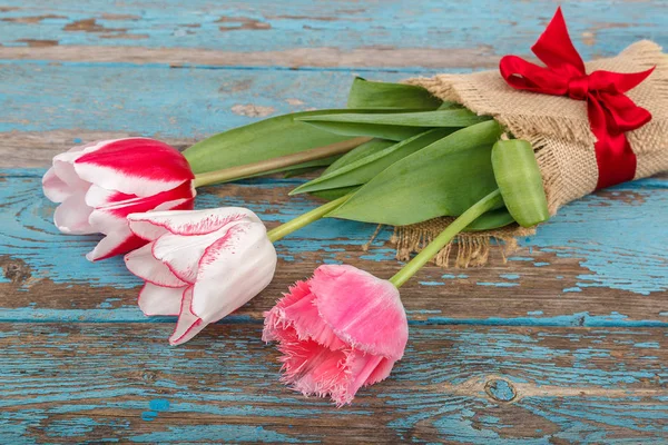 Kytice Tulipánů Dřevěných Prken Jako Pozadí — Stock fotografie