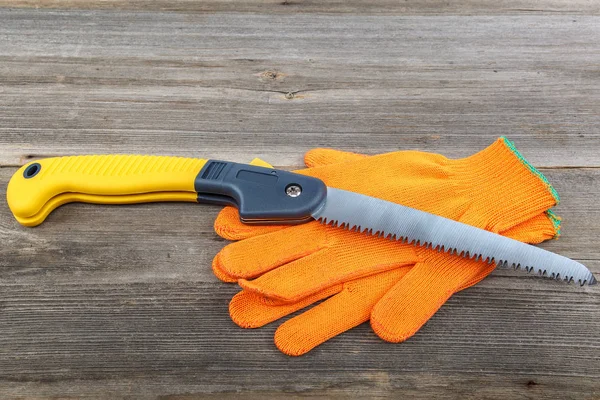 木の板の作業用手袋を見た庭を折りたたみ — ストック写真