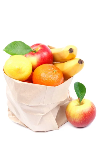 Čerstvé Banány Citronu Mandarinky Jablka Novinách Taška Izolované Bílém Pozadí — Stock fotografie