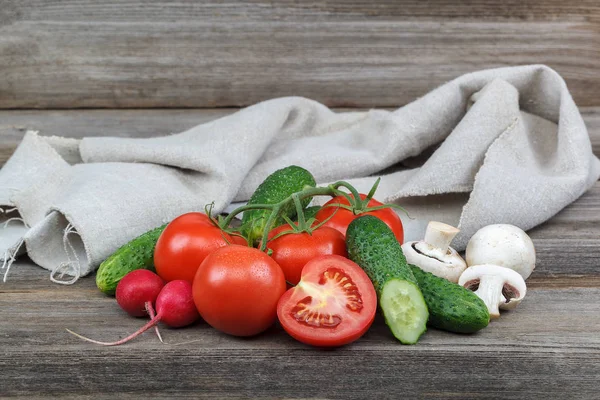 Verdure Fresche Tagliere Con Coltello Fondo Legno — Foto Stock