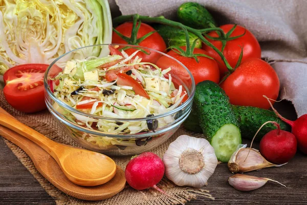 新鮮な野菜と木製の背景に料理の野菜のサラダ ストック写真