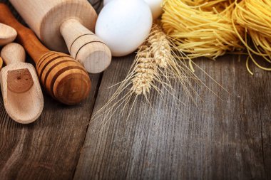 Makarna erişte mutfak aksesuarları ahşap arka plan üzerinde yumurta.