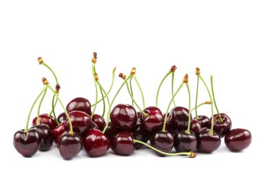 Beyaz arka planda izole edilmiş kiraz meyveleri..