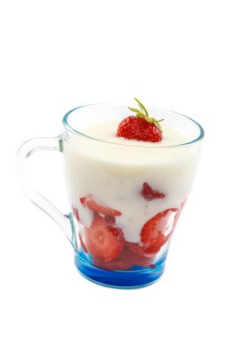 Beyaz arka planda izole edilmiş, ekşi kremalı taze çilek..