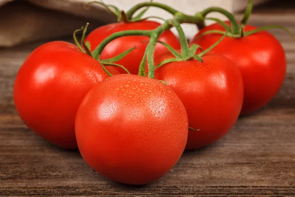 Zweig Einer Frischen Roten Tomate Auf Dem Hölzernen Hintergrund — Stockfoto
