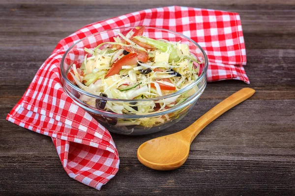 新鮮な野菜と木製の背景に料理の野菜のサラダ — ストック写真