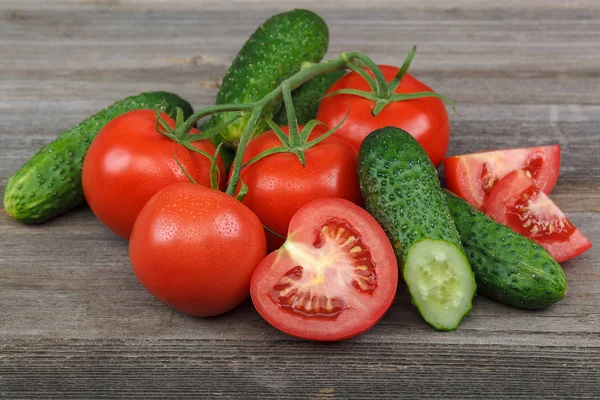 Verduras Frescas Una Tabla Cortar Con Cuchillo Sobre Fondo Madera Imágenes de stock libres de derechos