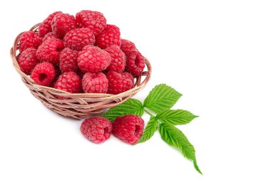 Beyaz arka plan üzerinde izole meyve ahududu hasır kase.