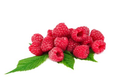 Beyaz arka planda meyveli ahududular izole.