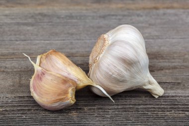 Taze sarımsak meyve ahşap oyun tahtası.